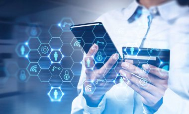 Akıllı telefon ve kredi kartıyla dijital arayüzü çift pozlu bulanık bir ofiste online alışveriş yapan bir kadın. E- ticaret anlayışı. Tonu ayarlanmış resim