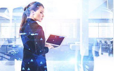 Modern ofiste dizüstü bilgisayar kullanan genç Avrupalı iş kadını soyut şehir manzarası ve bulanık ağ hologramına çifte maruz kalıyor. İnternet bağlantısı kavramı. Tonu ayarlanmış resim