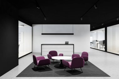 Modern ofis bekleme odasının içinde beyaz ve siyah duvarlar, mor koltuklu yuvarlak kahve masası, resepsiyon masası ve arka planda açık alan. 3d oluşturma