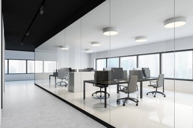 Beyaz ve cam duvarları, beton zemini, siyah tavanı ve panoramik pencereye yakın sıralı gri bilgisayar masaları olan şık açık uzay ofisleri salonu. 3d oluşturma