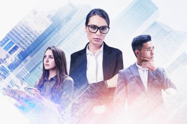 Şehirdeki üç başarılı iş ortağı ağ arayüzünü iki kez kullanıyor. Takım çalışması ve iletişim kavramı. Renkli bulanık resim