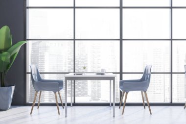 Meydanda panoramik restoranda gri duvarları, beton zemini, bulanık şehir manzarası ve mavi sandalyeleri olan bir masa vardı. 3d oluşturma