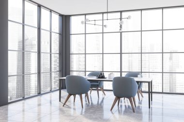 Panoramik yemek odasının köşesinde gri duvarlar, fayanslı zemin, mavi sandalyeli uzun beyaz masa ve bulanık şehir manzaralı pencere. 3d oluşturma