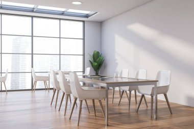 Panoramik beyaz kafenin köşesinde ahşap zemin, beyaz sandalyeli masalar ve pencerenin yanında saksı bitkisi. 3d oluşturma