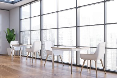 Beyaz duvarları, ahşap zemini, beyaz sandalyeli kare masaları ve bulanık şehir manzaralı pencereli modern panoramik restoranın köşesi. 3d oluşturma