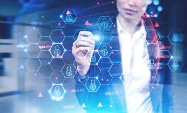 Tanımlanamayan iş kadını bulanık ofiste siber güvenlik arayüzü kullanıyor. Veri koruması kavramı. Renkli resim çift pozlama