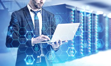 Bulanık veri merkezinde bilgisayarla çalışan tanınmayan mühendis gelecekteki siber güvenlik arayüzünü iki kez kullanmış. Veri koruması kavramı. Tonu ayarlanmış resim