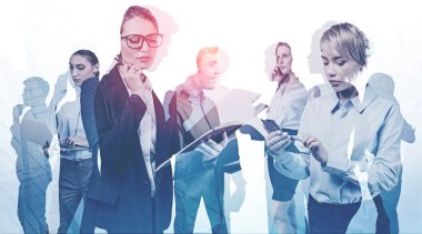 Soyut şehirde çeşitli iş adamları birlikte çalışıyor. İş toplantısı ve takım çalışması konsepti. Renkli resim çift pozlama