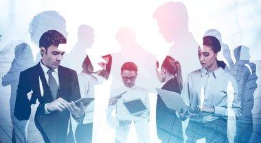 Takım çalışması ve modern teknoloji konsepti. Soyut şehirde çeşitli iş adamları aletleri kullanıyor. Renkli resim çift pozlama