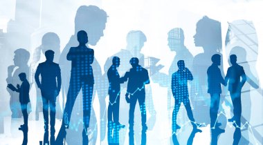 Takım çalışması ve ortaklık kavramı. Moskova 'nın arka planında iki kat bulanık grafiği olan çeşitli iş adamlarının siluetleri. Tonu ayarlanmış resim