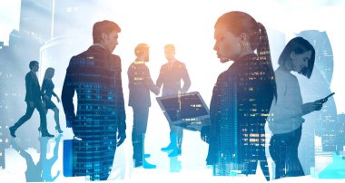 İş ortaklığı ve takım çalışması konsepti. İş adamları araçları kullanıyor ve soyut şehirde birlikte çalışıyorlar. Renkli resim çift pozlama