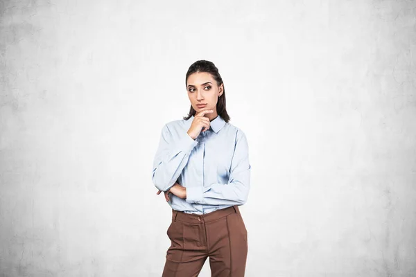 Retrato Joven Empresaria Reflexiva Con Pelo Oscuro Con Camisa Azul — Foto de Stock