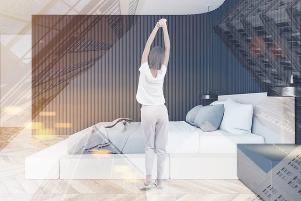 Fiatal Pizsamában Nyújtózkodik Modern Hálószobában Szürke Falak Fapadló Kényelmes King — Stock Fotó