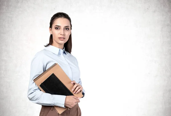 Porträtt Seriösa Unga College Student Eller Affärskvinna Med Långt Mörkt — Stockfoto