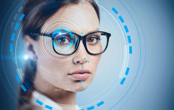 Rostro Hermosa Mujer Joven Gafas Con Interfaz Creativa Hud Concepto — Foto de Stock