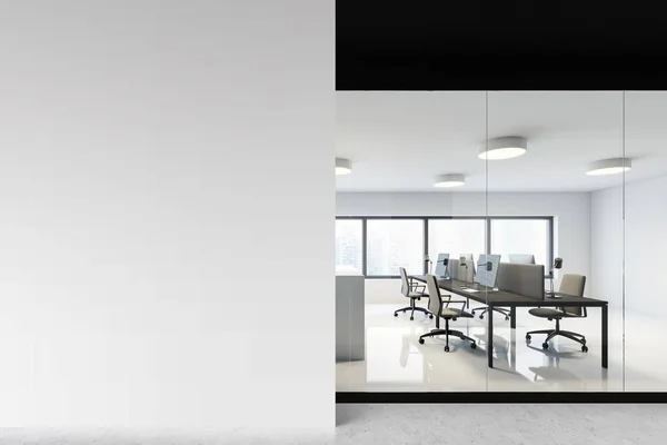 Zijaanzicht Van Stijlvolle Open Ruimte Kantoor Met Witte Glazen Muren — Stockfoto