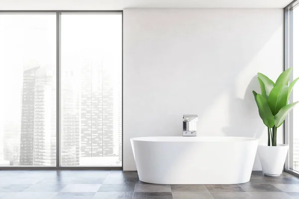 Interieur Van Panoramische Badkamer Met Witte Muren Tegelvloer Comfortabele Badkuip — Stockfoto
