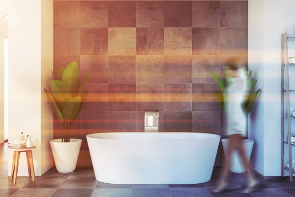 Homályos Fiatal Sétál Modern Fürdőszoba Cserép Fehér Falak Kényelmes Fürdőkád — Stock Fotó