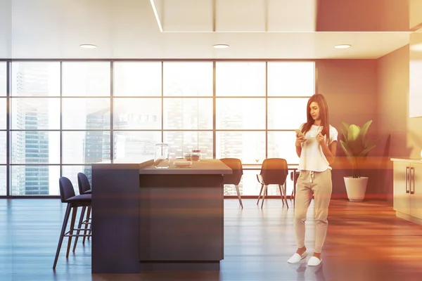 Femme Avec Téléphone Café Debout Dans Cuisine Panoramique Avec Murs — Photo