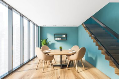 Mavi duvarlı panoramik yemek odasının içi, ahşap zemin, merdivenlerin yanında bej sandalyeli yuvarlak masa ve bulaşıklı raflar. 3d oluşturma