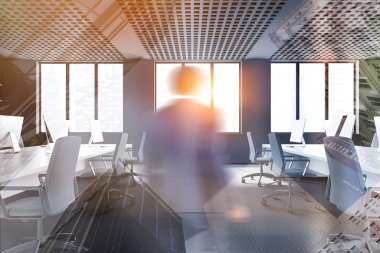 Bulanık işadamı, gri duvarları, halı döşemeleri ve uzun beyaz bilgisayar masalarıyla modern açık uzay ofisine giriyor. Danışmanlık şirketi kavramı. Renkli resim çift pozlama