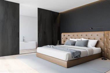 Lüks yatak odasının köşesi, gri geometrik desenli duvarlar, ahşap zemin, rahat deri kral yatak ve banyo, yanında küvet ve sürgülü kapı. 3d oluşturma