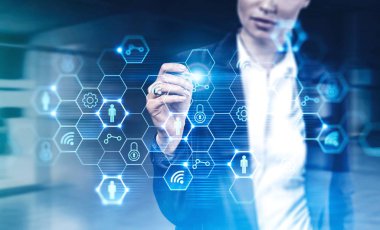 Tanımlanamayan iş kadını bulanık ofiste dijital arayüz kullanıyor. İnternet kavramı ve geleceğin teknolojisi. Renkli resim çift pozlama