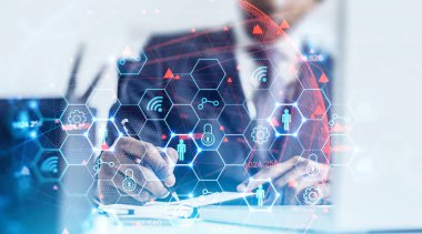 Tanımlanamayan Afro-Amerikalı iş adamı bulanık ofiste yazarken fütüristik dijital arayüzü iki katına çıkarıyor. İnternet bağlantısı ve yüksek teknoloji girişimi kavramı. Tonu ayarlanmış resim