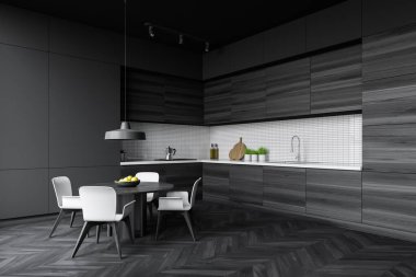 Beyaz sandalyeli yuvarlak yemek masası mutfak köşesinde beyaz fayanslar, gri duvarlar, koyu ahşap döşemeler, ahşap dolaplar ve tezgahlar. 3d oluşturma