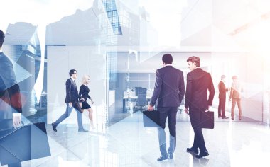 Takım çalışması ve iş toplantısı konsepti. Dalgıçlar, Moskova şehir panoramasının iki katı bulanık görüntüsüyle ofiste birlikte çalışıyorlar. Tonu ayarlanmış resim