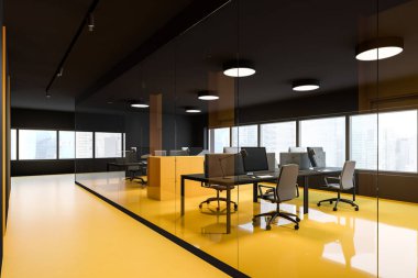 Modern açık uzay ofisinin köşesinde siyah ve cam duvarlar, parlak sarı zemin ve aralarında dosya dolapları olan sıralı bilgisayar tabloları. 3d oluşturma