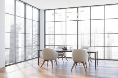 Beyaz duvarlı panoramik yemek odasının köşesi, ahşap zemin, beyaz koltuklu uzun ahşap masa ve bulanık şehir manzaralı pencere. 3d oluşturma