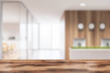 Ürününüzün masası ahşap duvarları ve zemini olan bulanık uluslararası şirket ofisinde üzerinde saatler olan beyaz resepsiyon masası ve solunda cam duvar toplantı odası. 3D oluşturma maketi