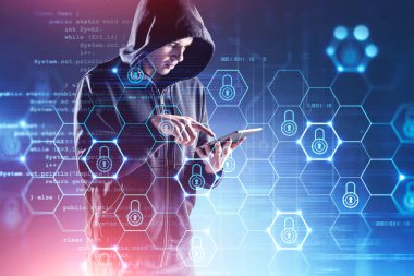 Kapüşonlu genç bilgisayar korsanı siber güvenlik arayüzü ile siber suç işliyor. Tonu ayarlanmış resim