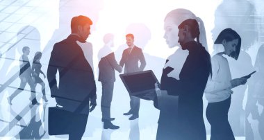 İş ortaklığı ve iletişim konsepti. Çeşitli iş adamları soyut şehirde el sıkışıyor ve birlikte çalışıyorlar. Renkli resim çift pozlama