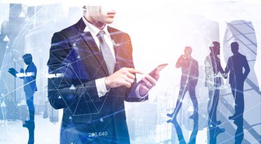 Liderlik ve internet bağlantısı kavramı. Akıllı telefonlu bir iş adamı ve soyut şehirde çalışan meslektaşları iki kez bulanık ağ hologramına maruz kaldılar. Tonu ayarlanmış resim