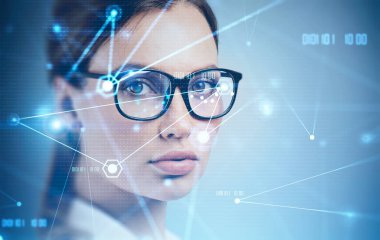 Bulanık ağ arayüzü olan gözlüklü güzel Avrupalı bir kadının yüzü. Yapay zeka ve makine öğrenme kavramı. Tonu ayarlanmış resim