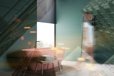 Bulanık genç bir kadın, koyu yeşil duvarları, ahşap zemini ve rahat pembe küveti olan modern güneşli bir banyoda yürüyor. Havlulu raflar. Renkli resim çift pozlama