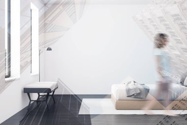 Bulanık genç bir kadın modern yatak odasında beyaz duvarları, koyu ahşap zemini, deri kral yatağı ve beyaz bankla yürüyor. Renkli resim çift pozlama