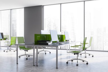 Gri duvarları, beton zemini, yeşil sandalyeli rahat gri bilgisayar masaları ve bulanık manzaralı pencereleri olan panoramik açık uzay ofisinin içi. 3d oluşturma