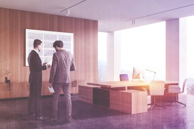 İki genç yönetici panoramik Ceo ofis köşesinde beyaz ve ahşap duvarları, devasa bilgisayar masası ve ziyaretçiler için sandalyeleri olan işleri tartışıyor. Liderlik kavramı. Renkli resim çift pozlama