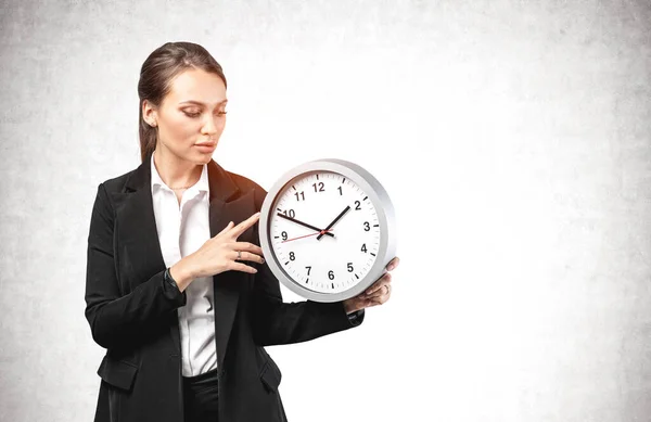 사무실 시계를 여성의 콘크리트 관리와 기한의 웃기지 — 스톡 사진