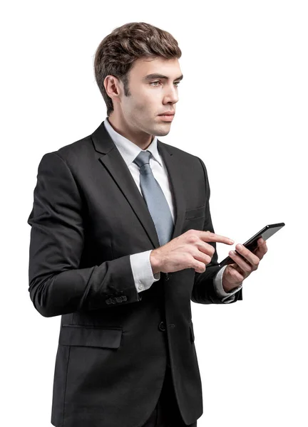 一个严肃的欧洲年轻商人穿着雅致的深色西装 用他的智能手机的孤立的肖像 通信和互联网的概念 — 图库照片