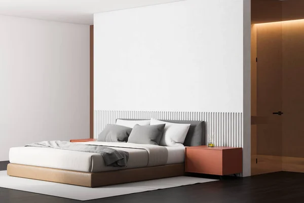 Narożnik Minimalistycznej Sypialni Białymi Ścianami Ciemną Drewnianą Podłogą Skórzanym Łóżkiem — Zdjęcie stockowe
