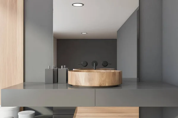 关闭舒适的圆形木制水槽站在灰色架子上的现代浴室灰色和木制墙壁和大垂直镜子 3D渲染 — 图库照片