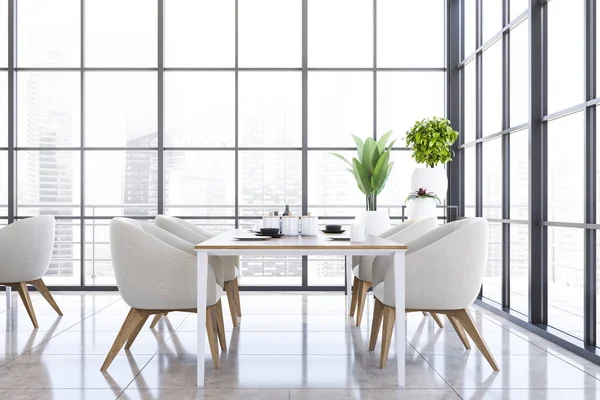 Interior Moderna Sala Jantar Panorâmica Com Piso Azulejo Mesa Longa — Fotografia de Stock