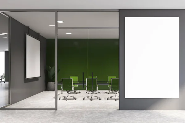 有绿色瓷砖和灰色墙壁 混凝土地板 有明亮绿色椅子和投影屏幕的长会议桌的时髦会议室的内部 把海报贴在右边 3D渲染 — 图库照片