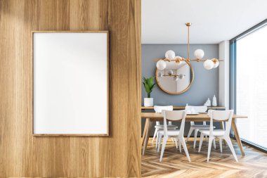 Gri duvarları, tahta duvarları, tahta zemini, beyaz sandalyeleri ve duvarında yuvarlak aynası olan uzun masası olan ahşap yemek odasındaki ahşap duvarda asılı poster çerçevesi. 3d oluşturma