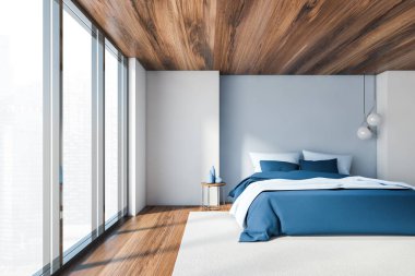 Lüks yatak odasının içinde beyaz ve mavi duvarlar, koyu ahşap zemin ve tavan, mavi battaniyeli ve şık lambasıyla rahat kral yatağı. Bulanık şehir manzaralı panoramik pencere. 3d oluşturma