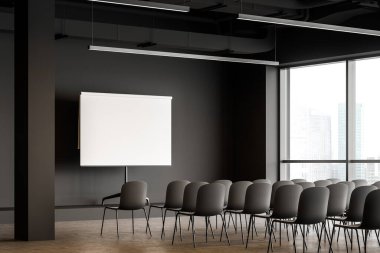 Gri duvarları, beton zemini, sıra sıra gri sandalyeleri olan modern kongre salonunun içi ve projeksiyon ekranı. Yönetim ve işletme eğitimi kavramı. 3d oluşturma